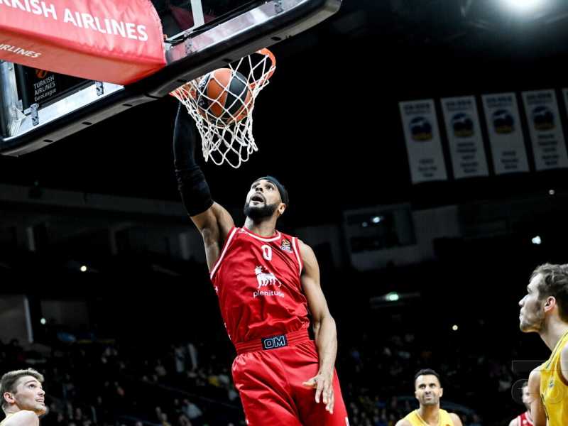 Brandon Davies nel corso della partita di Eurolega contro l'Alba Berlin (foto Epa, via Ansa) <br />