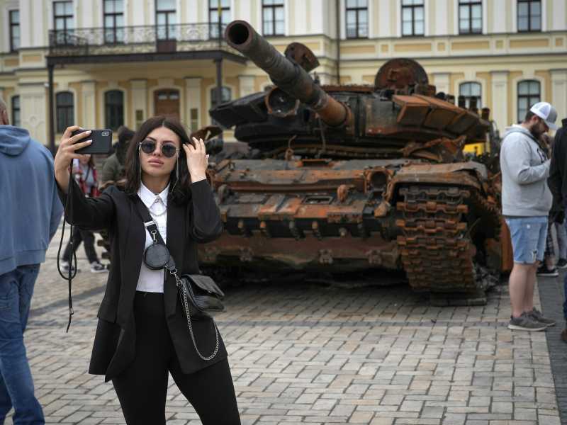 Selfie davanti a un carro armato russo distrutto in Piazza San Michele a Kyiv, Ucraina (Foto di Christopher Furlong/Getty Images)&nbsp;<br />