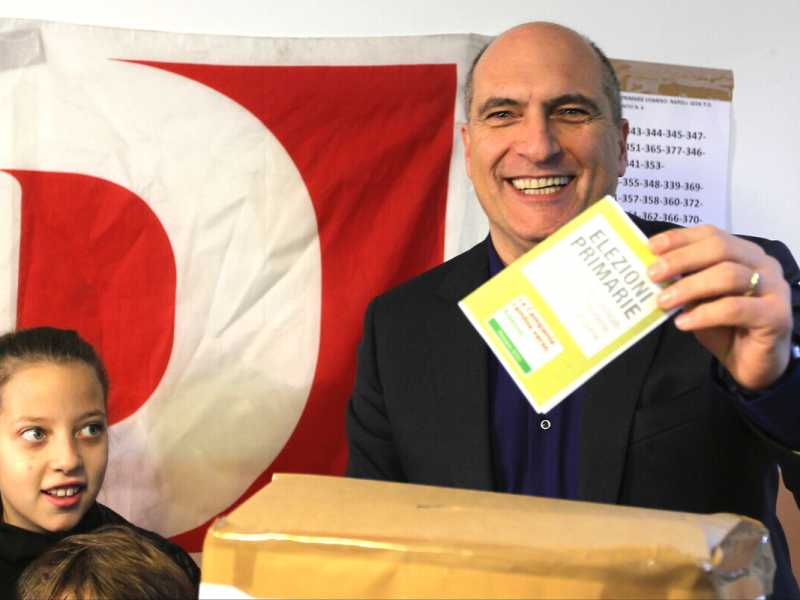 Andrea Cozzolino, uno dei candidati alle primarie Pd nel 2015 in Campania, mentre vota (Foto LaPresse - Marco Cantile) <br />