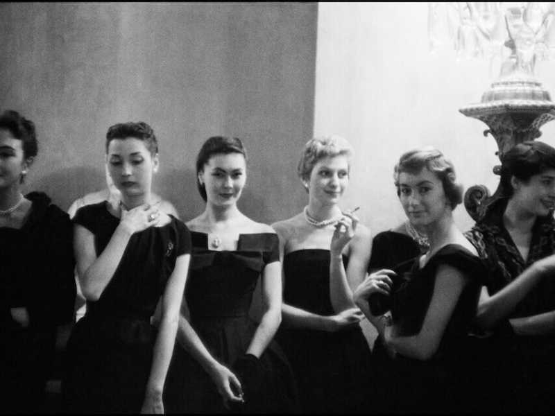 Le modelle dopo lo spettacolo di Dior a Blenheim Palace, in una fotografia di&nbsp;Inge Morath (The Inge Morath Foundation/Magnum Photos)