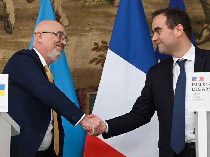 Oleksii Reznikov e Sebastien Lecornu (Foto LaPresse) <br />