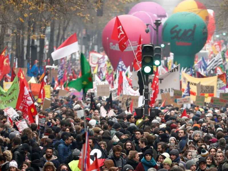 &nbsp;La folla al corteo di Parigi lo scorso 19 gennaio (Ansa)