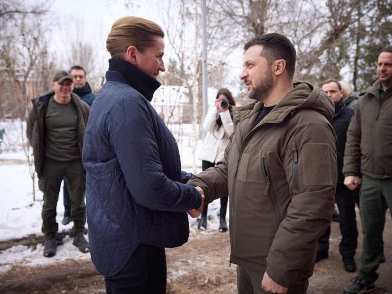 Zelensky con la ministra di stato danese Frederiksen (Ansa) 