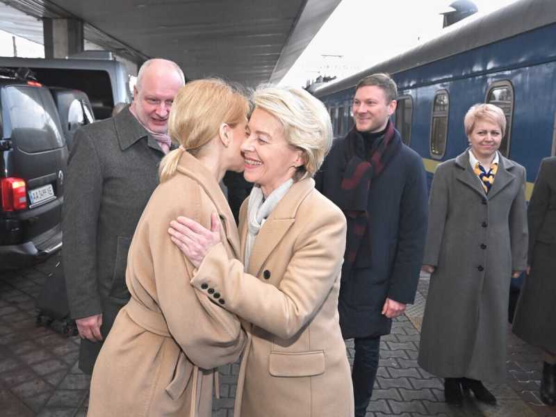 Foto dal profilo Twitter Ursula von der Leyen