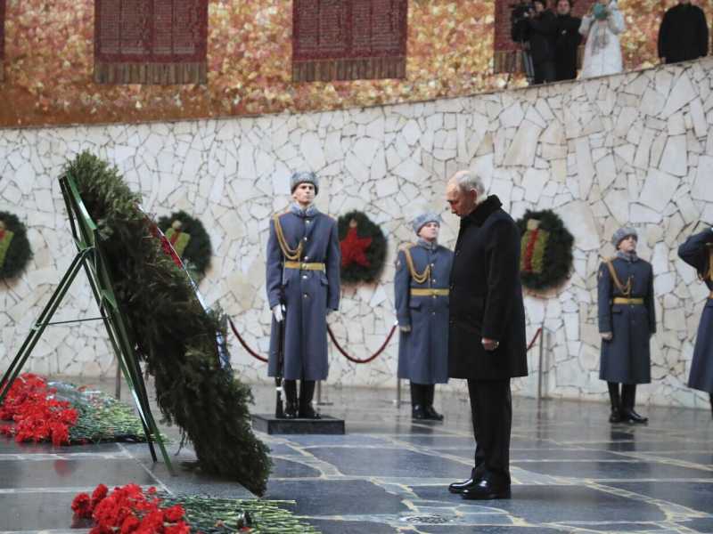 La giornata di Putin nel teatro Stalingrado