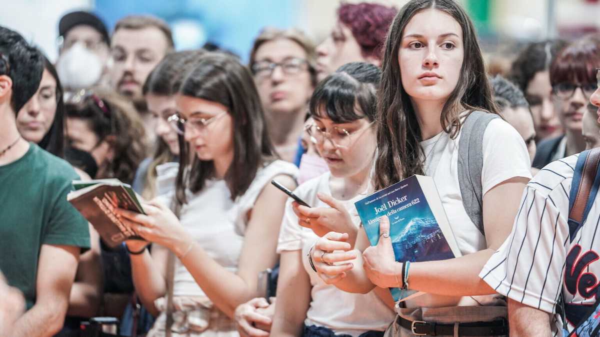 Immagine di Il pallone-spia di Rep. sul Salone de Libro