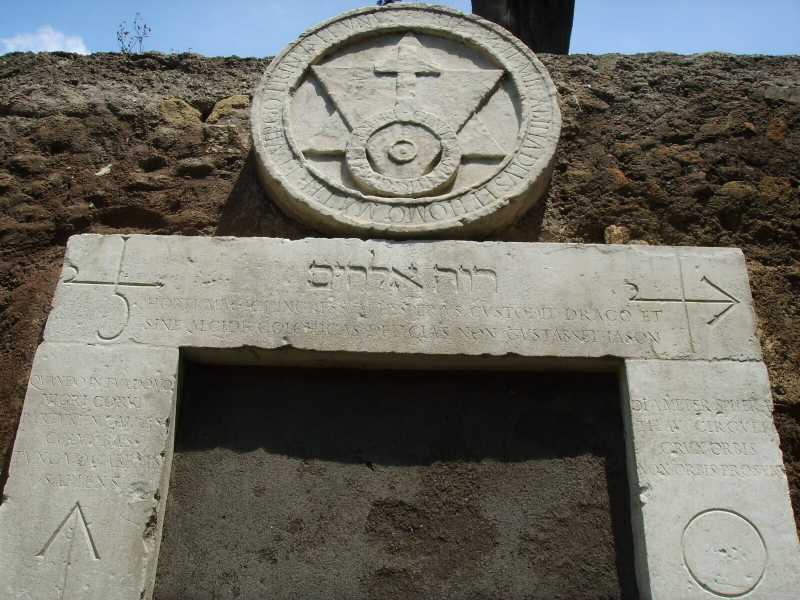 Porta alchemica, foto di Sailko, via Wikimedia Commons&nbsp;<br />