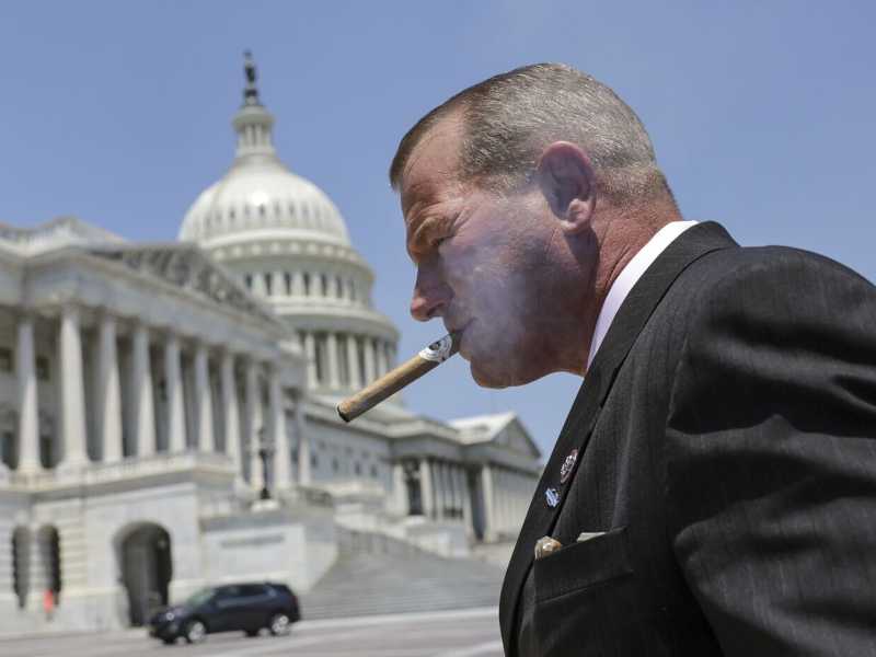 Troy Nehls fuma davanti a Capitol Hill (Kevin Dietsch / Getty Images)