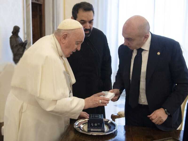 L&rsquo;udienza in Vaticano dello scorso 28 gennaio fra Papa Francesco e il direttore della Mezzaluna rossa siriana Khaled Hboubati (foto via Twitter, @SYRedCrescent)