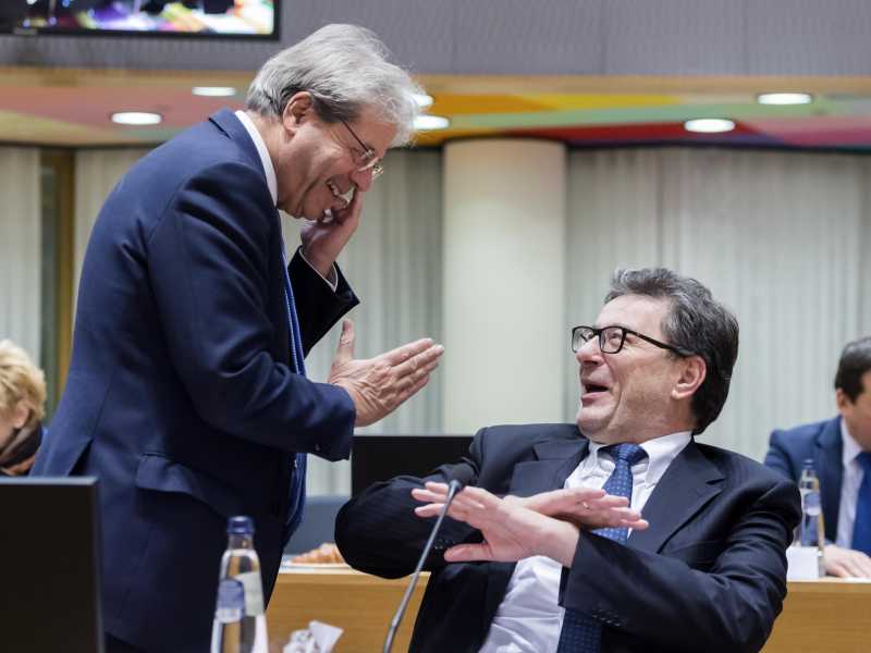 Paolo Gentiloni assieme a&nbsp;Giancarlo Giorgetti (Lapresse)