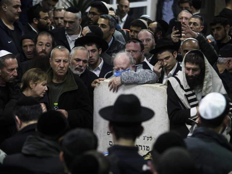Il funerale di Eli e Natali Mizrahi, uccisi in un attacco in una sinagoga a Gerusalemme a gennaio 2023 (Amir Levy/Getty Images)&nbsp;<br />