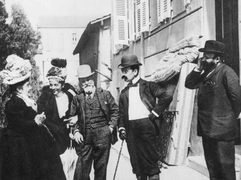 Matilde Serao con Eleonora Duse, Francesco Paolo e Tristan Bernard (Wikipedia)