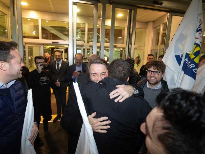  Festeggiamenti della Lega davanti al Pirelli con Attilio Fontana (Lapresse)
