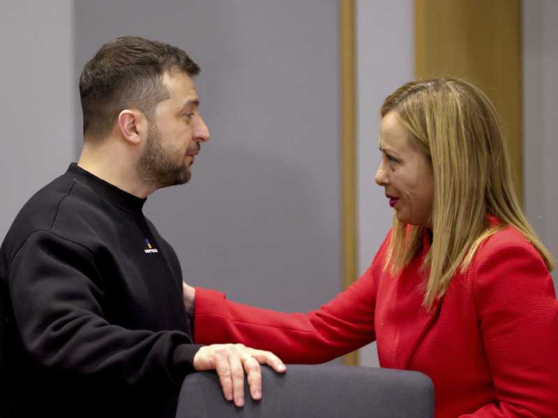 L'Ucraina tra Meloni e il Cav., la tela di Biden, le minacce del voto. Il fronte di Kyiv e quello del governo