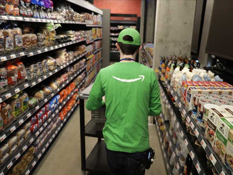 21 febbraio 2020, un lavoratore spinge un carrello all'interno di un negozio Amazon Go Grocery a Seattle (Foto AP/Ted S. Warren) <br />