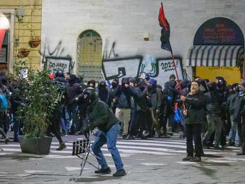 Scontri alla manifestazione degli anarchici (LaPresse)<br />&nbsp;