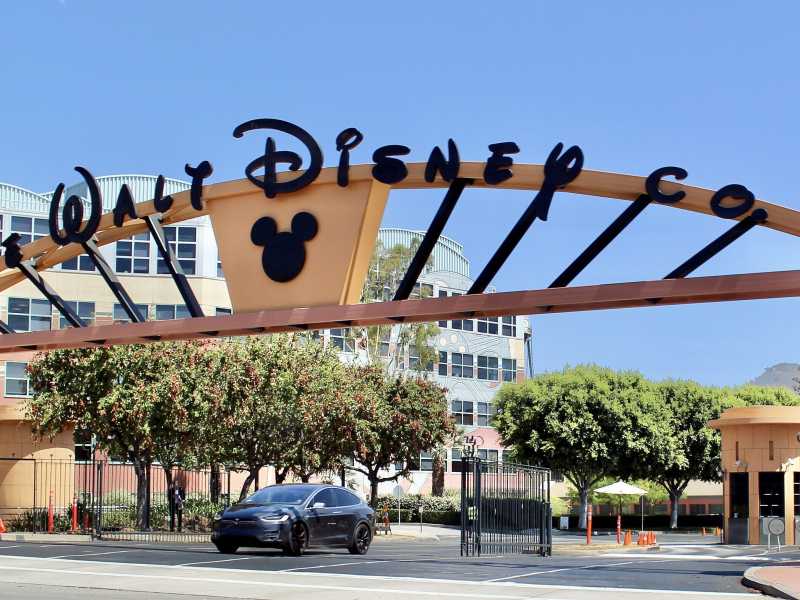 Entrata principale dei Walt Disney Studios, sede principale dell'azienda, a Burbank (Wikipedia)