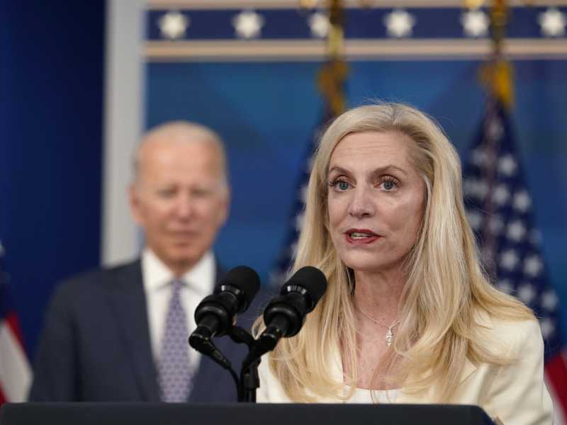 Lael Brainard, a destra, candidata dal presidente Biden a vicepresidente della Fed, nel novembre 2021 (Foto AP/Susan Walsh)&nbsp;<br />