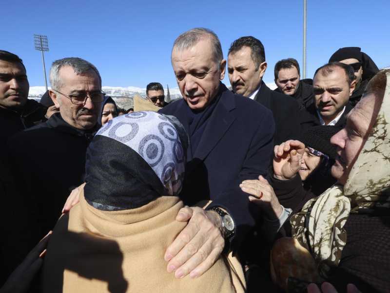 Recep Tayyip Erdogan in visita nelle zone più colpite dal terremoto in Turchia (Lapresse)