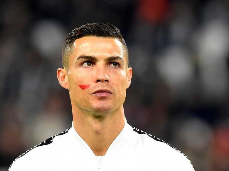 Cristiano Ronaldo con un segno rosso sul viso ai tempi della Juventus, nel 2018 (Ansa)