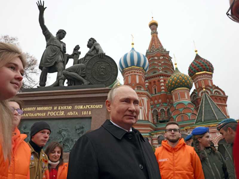 Putin con alle spalle il monumento agli eroi nazionali Minin e Požarskij (LaPresse) <br />