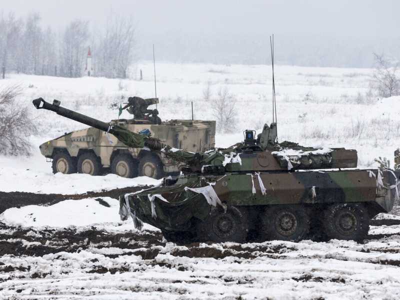 Un carro da ricognizione corazzato francese AMX 10 RC e dietro un corazzato da trasporto truppe tedesco Boxer (Joern Haufe/Getty Images)&nbsp;<br />