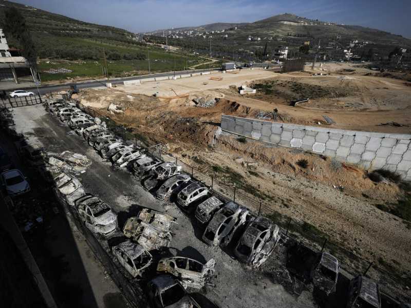  Un'immagine delle auto bruciate a Huwara (Lapresse)