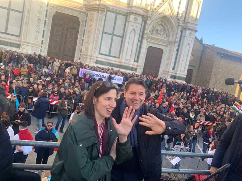 Schlein e Conte al corteo antifascista di Firenze. Il patto M5s-Pd: oggi non si parla di Ucraina