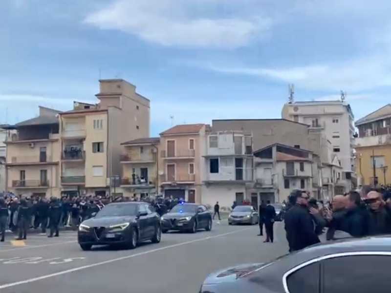 Meloni a Cutro tra applausi e contestazioni: peluches contro l’auto della premier