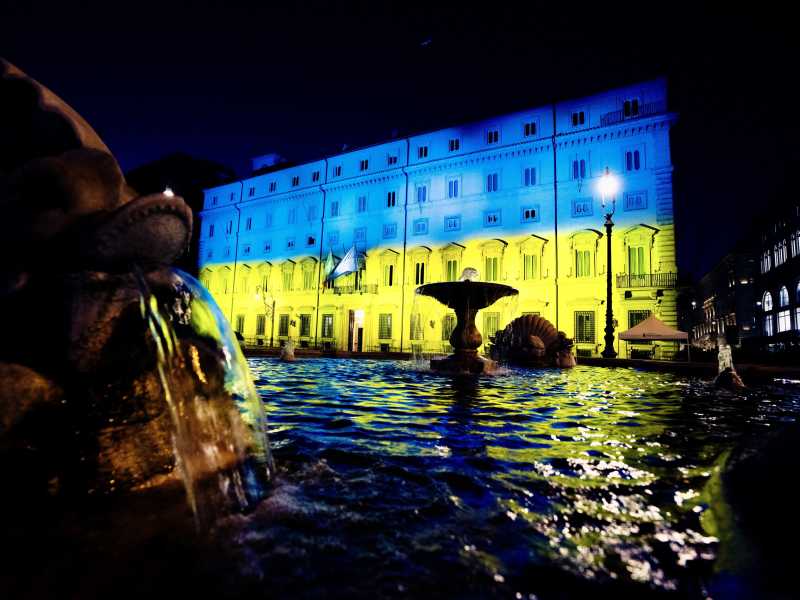 Roma, Palazzo Chigi con i colori della bandiera ucraina (LaPresse) <br />