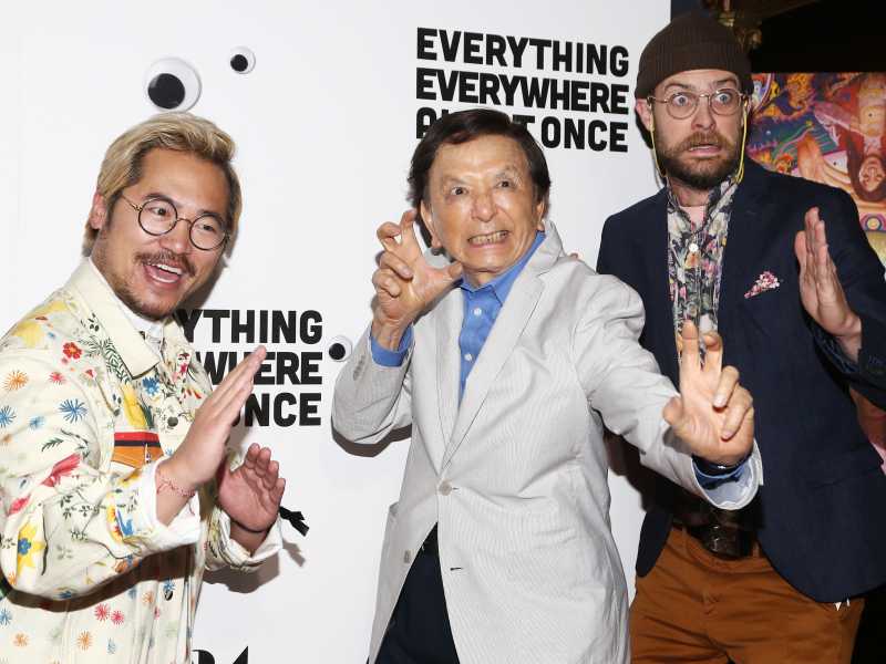 Dan Kwan, James Hong e Daniel Scheinert alla prima di "Everything Everywhere All At Once" di A24 a Los Angeles (Foto di Tommaso Boddi/WireImage) <br />