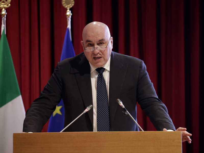 "Colpire Crosetto". L'allarme dell'intelligence: Mosca ha messo una taglia sul ministro da 15 milioni di dollari