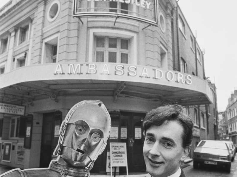 L'attore Anthony Daniels con il costume di C-3PO fuori dall'Ambassadors Theatre di Londra, 12 dicembre 1980 (Getty Images) <br />