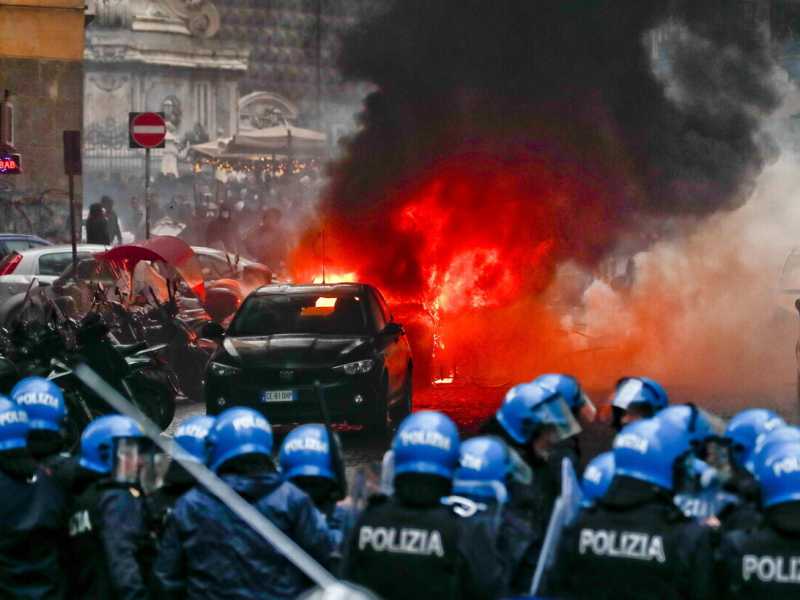 Una macchina bruciata durante gli scontri nel prepartita (Ansa)