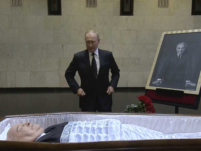 Vladimir Putin non ha partecipato ai funerali di Gorbaciov, ma ha solo offerto uno sbrigativo omaggio al feretro (foto LaPresse)&nbsp;<br />