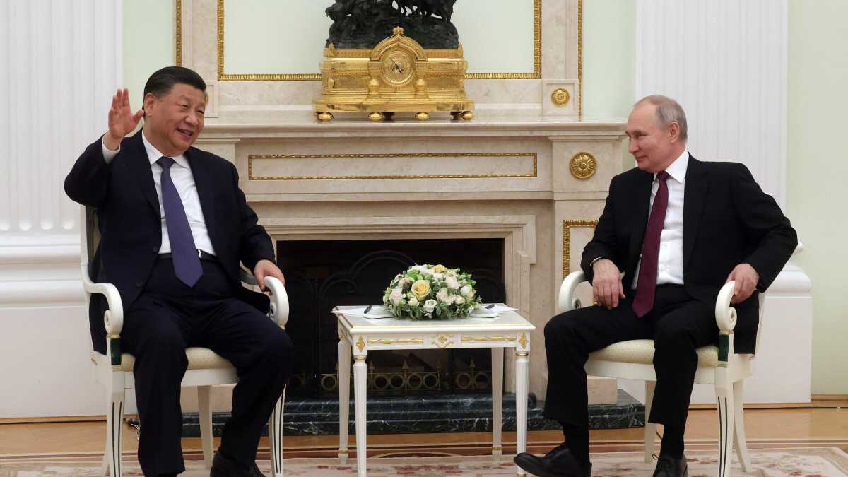Immagine di Il vassallo Vladimir accoglie il signore Xi Jinping