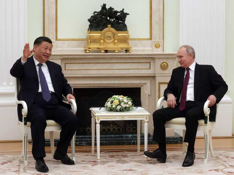 Il vassallo Vladimir accoglie il signore Xi Jinping