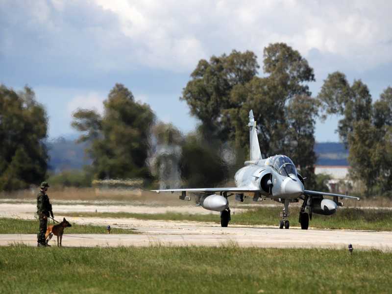 Un Mirage 2000 francese nella base aerea di Andravida, a circa 300 chilometri a sud-ovest di Atene (Foto AP/Thanassis Stavrakis) &nbsp;<br />