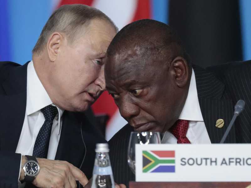 Cyril&nbsp;Ramaphosa assieme a Vladimir Putin nel 2019 (Lapresse)