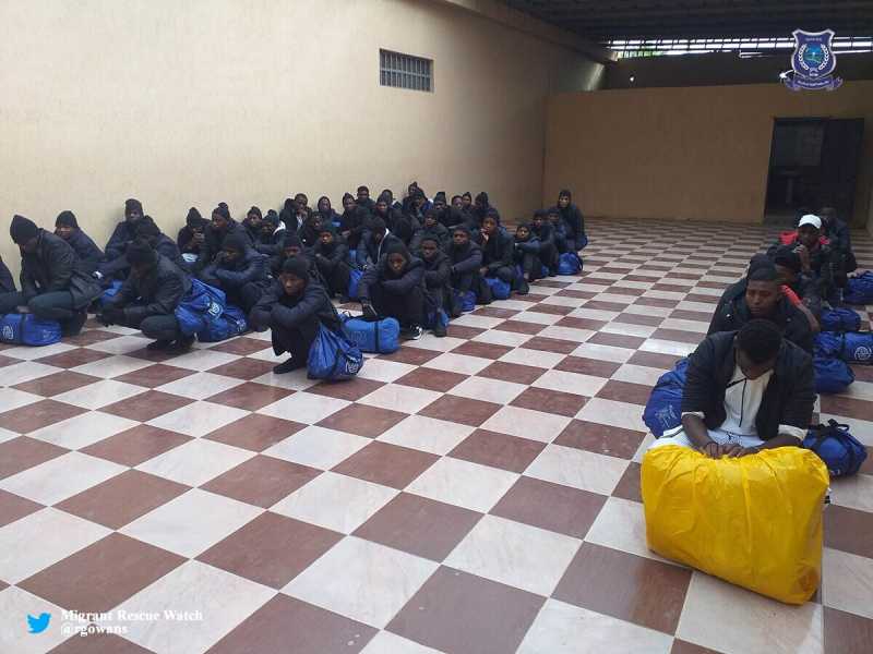 <span style="font-family: Arial, sans-serif; font-size: 12px;">Decine di migranti in detenzione nel centro di Zintan (foto: Migrant Rescue Watch)</span>&nbsp;