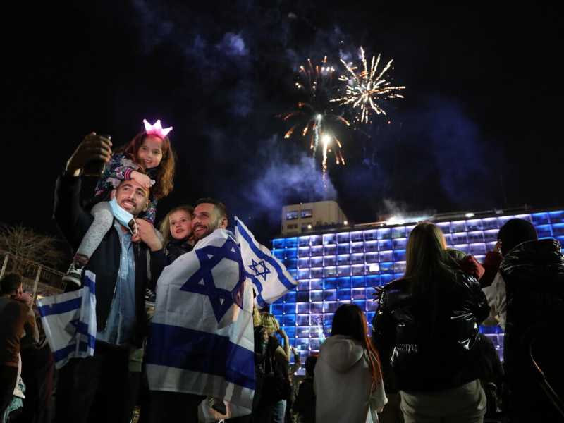 Momenti di festa a Tel Aviv nel Giorno dell’indipendenza (foto di Abir Sultan per Epa via Ansa) <br />