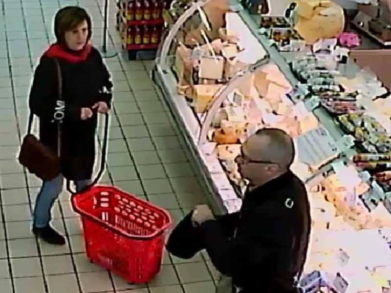Laura Bonafede e Matteo Messina Denaro parlano al supermercato il 14 gennaio del 2023, due giorni prima dell'arresto del boss (ANSA) <br />