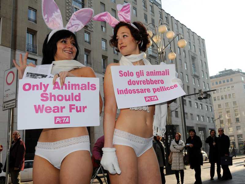 Militanti Peta a Milano contro l’uso di pellicce (foto Ansa) <br />
