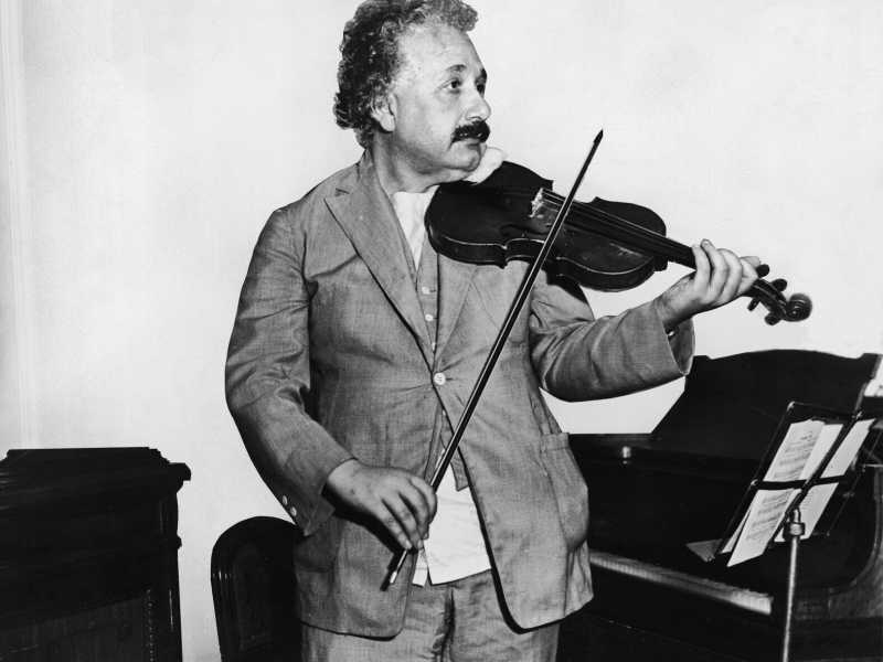 Albert Einstein mentre suona un violino nella sala della musica della SS Belgenland in rotta verso la California, 1931 (Foto Keystone/Getty Images)&nbsp;<br />