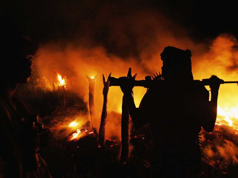 Un villaggio incendiato dai Janjaweed (Foto di Scott Nelson/Getty Images)<br /> <br />