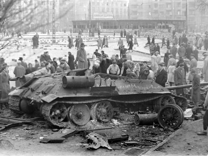 Un carro armato sovietico T-34/85 distrutto a Budapest durante la rivolta del 1956 (Wikipedia)&nbsp;<br />