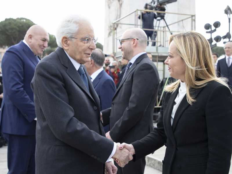 Sergio Mattarella saluta Giorgia Meloni sulla Tomba del Milite Ignoto, nel 78° anniversario della Liberazione <br />