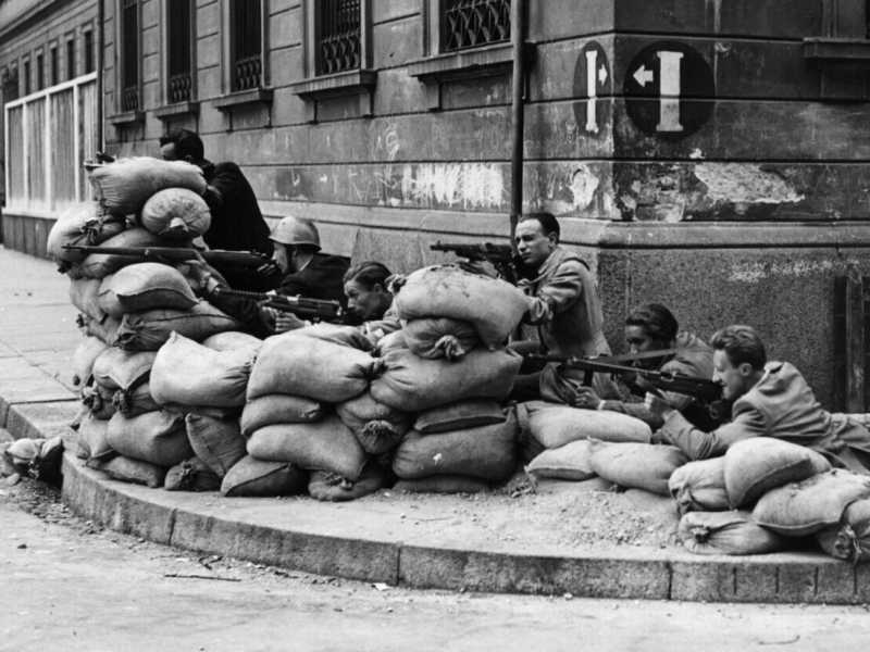 <span style="color: rgb(8, 8, 8); font-family: Lato, sans-serif; font-size: 14px;">La liberazione di Milano (Hulton Archive /Getty Images)</span>