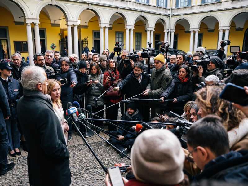 La premier Giorgia Meloni e il ministro Piantedosi davanti ai giornalisti (LaPresse) <br />