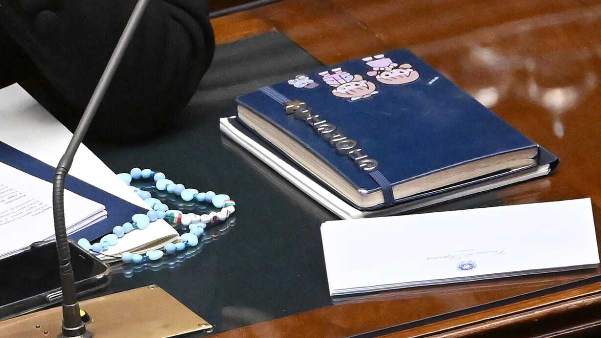 Immagine di Cosa hanno in comune l'armocromista di Schlein e l'agenda con stellina di Meloni?